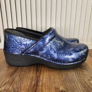 Dansko XP 2.0 Womens Sz 9 Navy Embossed Patent Leather Clogs Nursing Work Shoes